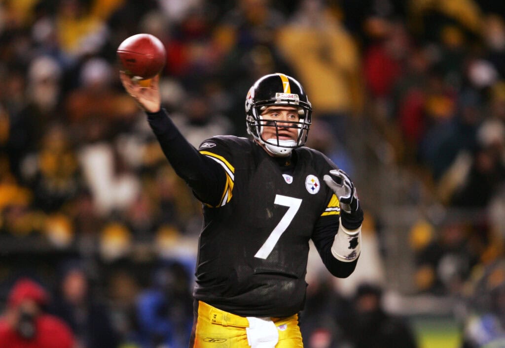  Quarterback Ben Roethlisberger #7 of the Pittsburgh Steelers throws a pass